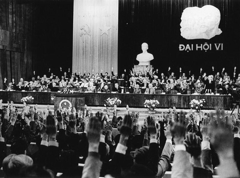 ''Không có gì quý hơn độc lập, tự do!'', chúng ta đã vào cuộc trường chinh xây dựng ''đất nước ta đàng hoàng hơn, to đẹp hơn'' với công cuộc đổi mới theo sự chỉ dẫn của Bác Hồ: ''chống lại những gì đã cũ kỹ, hư hỏng, để tạo ra những cái mới mẻ, tốt tươi''. Trong ảnh: Đại hội Đảng lần thứ VI (12/1986) mở đầu công cuộc đổi mới, khơi dậy và phát huy sức mạnh, tiềm năng để đưa đất nước tiến lên. (Ảnh: TTXVN)