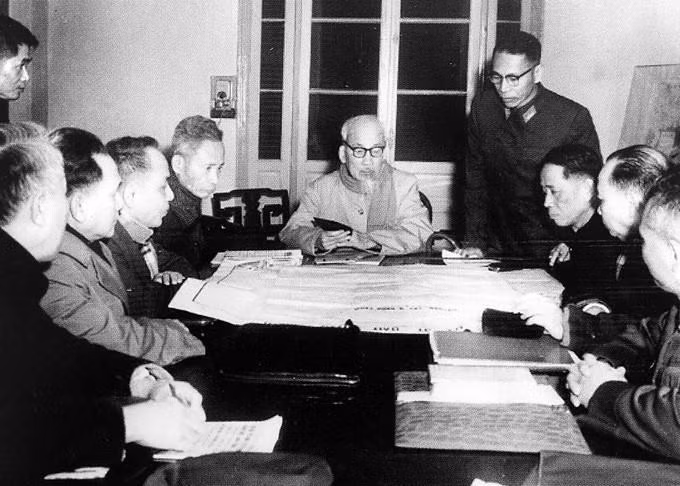 Ngày 28/12/1967, Bộ Chính trị họp phiên đặc biệt, do Chủ tịch Hồ Chí Minh chủ trì, chính thức thông qua kế hoạch chiến lược năm 1968, mở cuộc Tổng tiến công Tết Mậu Thân 1968 là nhằm giáng một đòn quyết liệt vào ý chí xâm lược của đế quốc Mỹ, buộc Mỹ phải đơn phương ngừng ném bom miền bắc, buộc phải đi đến ngồi với ta, thương lượng với ta. (Ảnh: Tư liệu TTXVN)