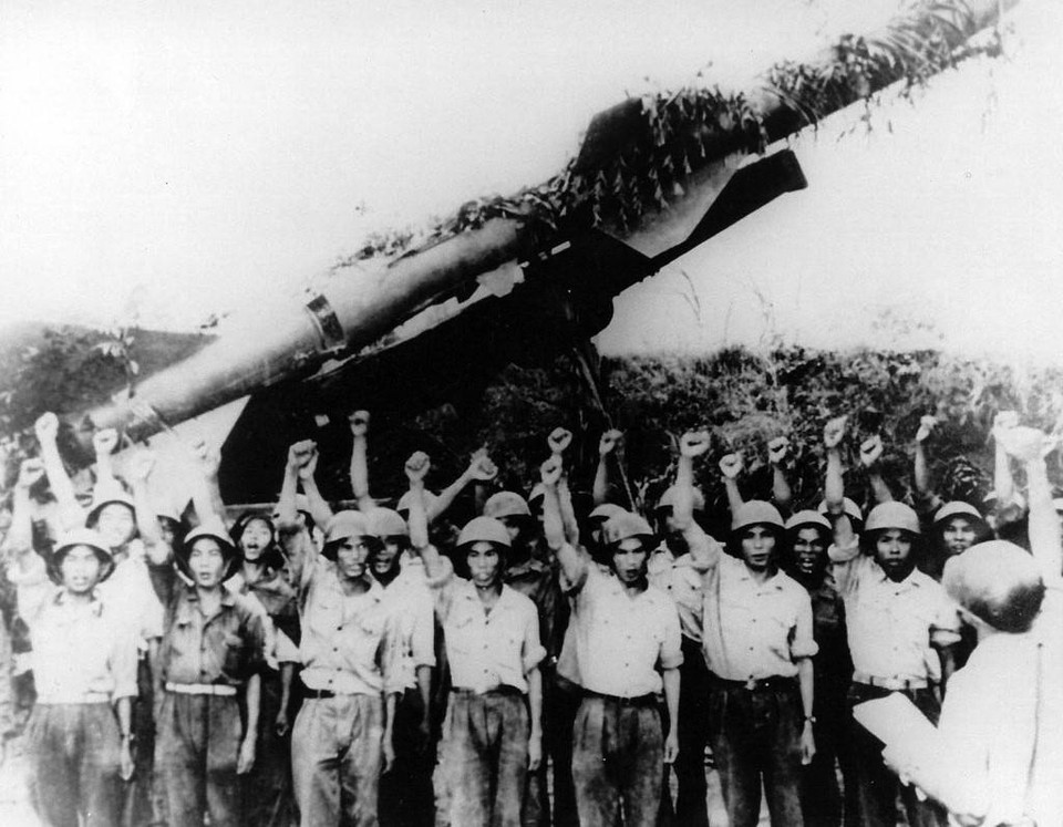 Chiến thắng của quân và dân ta trong cuộc tập kích đường không chiến lược bằng máy bay B52 của đế quốc Mỹ vào Hà Nội, Hải Phòng, tháng 12/1972, có ý nghĩa lịch sử hết sức to lớn. Chiến thắng oanh liệt của trận ''Điện Biên Phủ trên không'' góp phần quyết định ''đánh cho Mỹ cút'' sau khi Hiệp định Paris được ký kết, tạo tiền đề ''đánh cho ngụy nhào'' vào mùa Xuân năm 1975. (Ảnh: Tư liệu TTXVN)