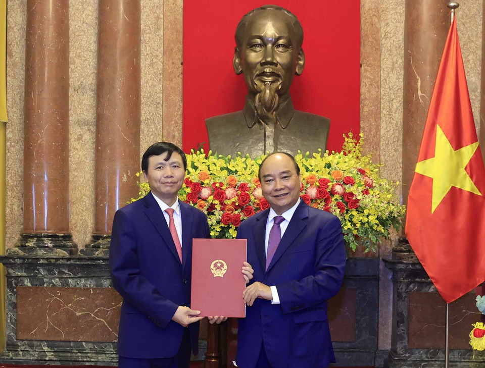 Chủ tịch nước Nguyễn Xuân Phúc trao Quyết định phong hàm Đại sứ cho Thứ trưởng Ngoại giao Đặng Đình Quý (Đại sứ, Trưởng Phái đoàn đại diện thường trực Việt Nam tại Liên hợp quốc). (Ảnh: Thống Nhất/TTXVN)