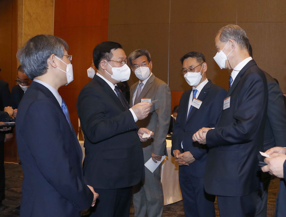 Chủ tịch Quốc hội Vương Đình Huệ gặp gỡ các đại biểu dự tọa đàm. (Ảnh: Doãn Tấ/TTXVN)