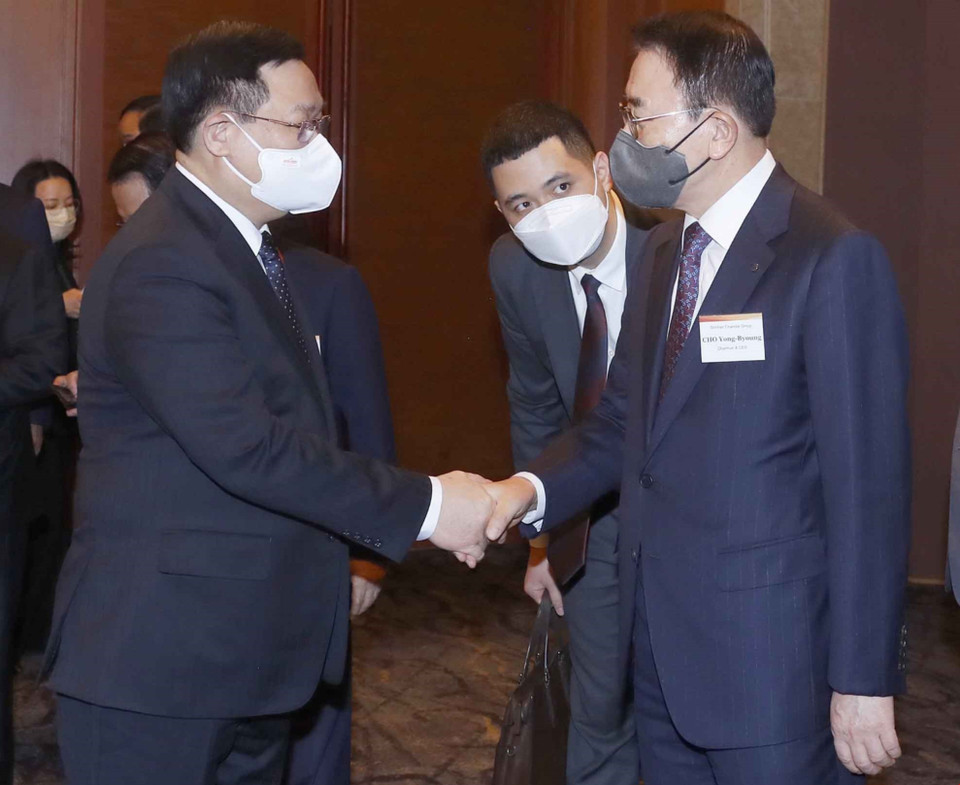 Chủ tịch Quốc hội Vương Đình Huệ với các đại biểu. (Ảnh: Doãn Tấn/TTXVN)