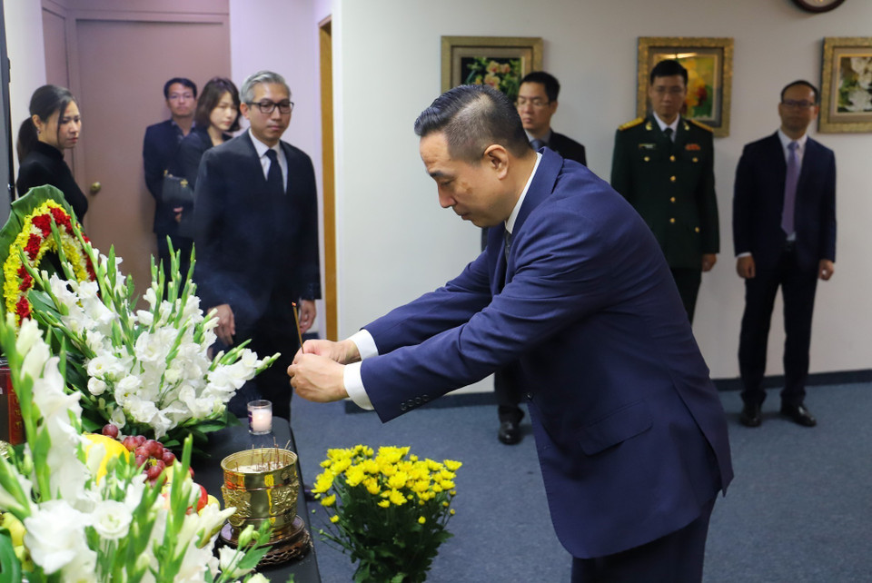 Đại diện các phái đoàn ngoại giao tại Israel thắp hương viếng Tổng Bí thư Nguyễn Phú Trọng tại Đại sứ quán Việt Nam tại Israel. (Ảnh: Đức Trung/TTXVN)