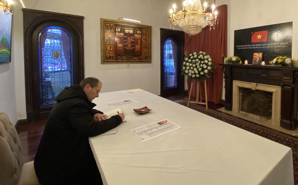 Đại diện Tòa thánh Vatican tại Argentina ghi sổ tang. (Ảnh: Ngọc Tùng/TTXVN)