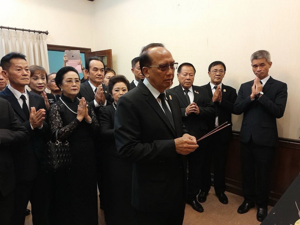 Đại diện Tổng hội người Việt Nam toàn Thái do ông Nguyễn Ngọc Thìn, Chủ tịch hội dẫn đầu viếng Tổng Bí thư Nguyễn Phú Trọng viếng Tổng Bí thư Nguyễn Phú Trọng tại Khon Kaen, Thái Lan. (Ảnh: TTXVN phát)