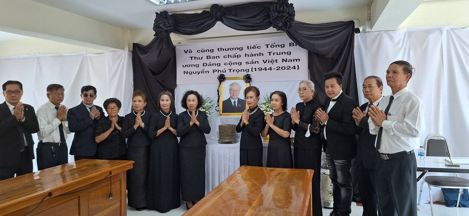 Kiều bào tại tỉnh Nakhon Phanom lập ban thờ tưởng nhớ Tổng Bí thư Nguyễn Phú Trọng. (Ảnh: TTXVN phát)