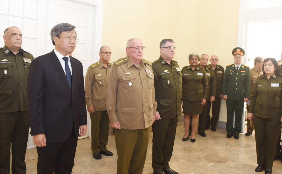 Đoàn Bộ trưởng Các Lực lượng Vũ trang và Bộ trưởng Nội vụ Cuba viếng Tổng Bí Thư Nguyễn Phú Trọng. (Ảnh: Việt Hùng/TTXVN)