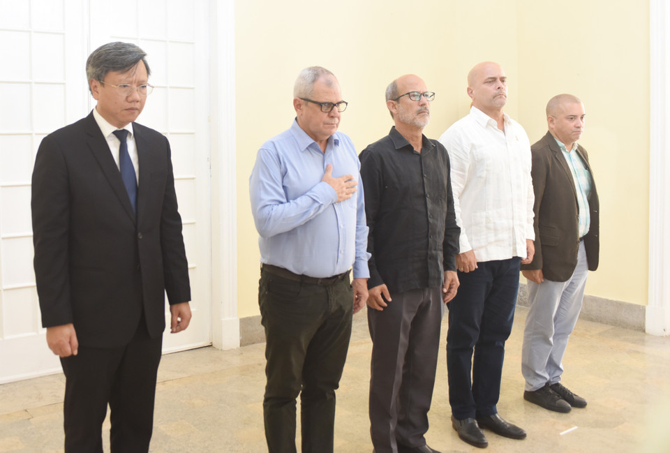 Tổng Thư ký Quốc hội và Tổng thư ký Hội đồng Nhà nước Cuba Homero Acosta Álvarez cùng các đại biểu viếng Tổng Bí Thư Nguyễn Phú Trọng. (Ảnh: Việt Hùng/TTXVN)