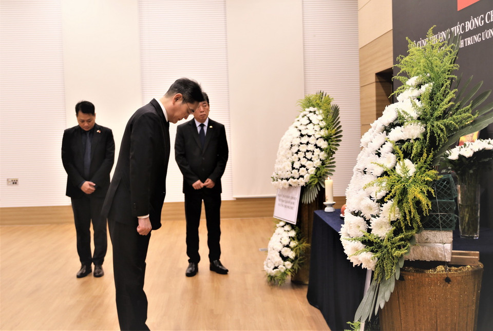 Chủ tịch Tập đoàn Samsung Lee Jae-yong viếng Tổng Bí thư Nguyễn Phú Trọng tại Đại sứ quán Việt Nam ở Hàn Quốc. (Ảnh: Khánh Vân/TTXVN)