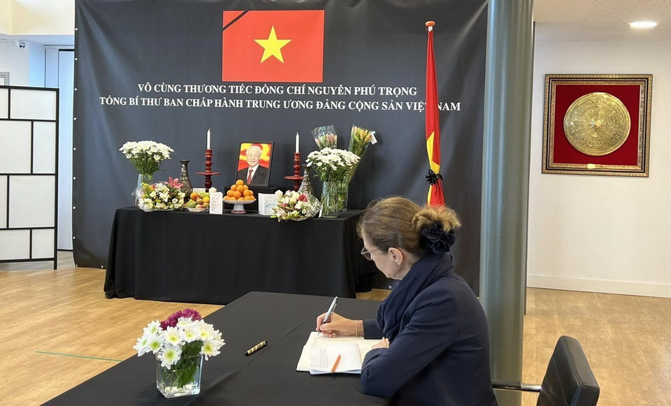 Bà Gerrie Willems Quyền Cục trưởng Cục châu Á, châu Đại dương, Bộ Ngoại giao Hà Lan, ghi sổ tang. (Ảnh: TTXVN phát)