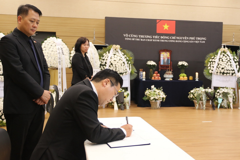 Ông Park Chan Dae, Quyền lãnh đạo Đảng Dân chủ Hàn Quốc (DP) ghi sổ tang: “Chúng ta cùng nhân dân Việt Nam thương tiếc Tổng Bí thư Nguyễn Phú Trọng và nguyện sẽ tiếp tục duy trì tình hữu nghị giữa hai nước”. (Ảnh: Đức Thắng/TTXVN)