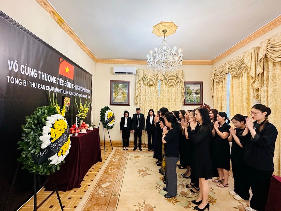 Đông đảo bà con kiều bào sinh sống, lao động và học tập tại Hungary đến viếng Tổng Bí thư Nguyễn Phú Trọng tại Đại sứ quán Việt Nam tại Hungary. (Ảnh: TTXVN phát)