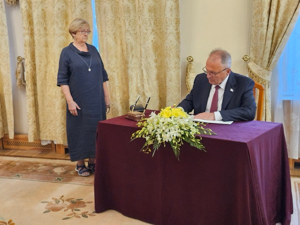 Chủ tịch Đảng Lao động Hungary Gyula Thumer ghi sổ tang. (Ảnh: TTXVN phát)