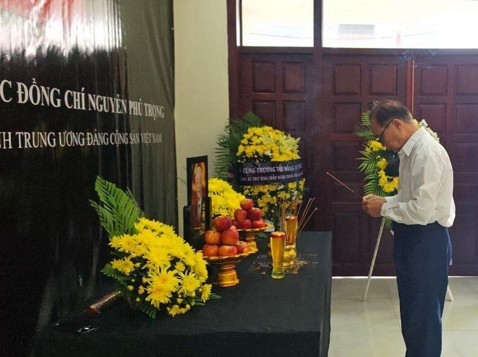 Đoàn Hội Khmer-Việt Nam tỉnh Preah Sihanouk do ông Trần Văn Năm, Chủ tịch Hội dẫn đầu đến viếng, ghi sổ tang và chia buồn. (Ảnh: TTXVN phát)