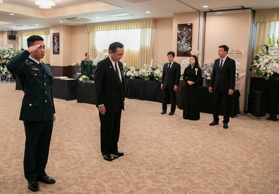 Thống đốc tỉnh Kanagawa, ông Kuroiwa Yuji viếng Tổng Bí thư Nguyễn Phú Trọng. (Ảnh: Nhóm Phóng viên TTXVN tại Nhật Bản)
