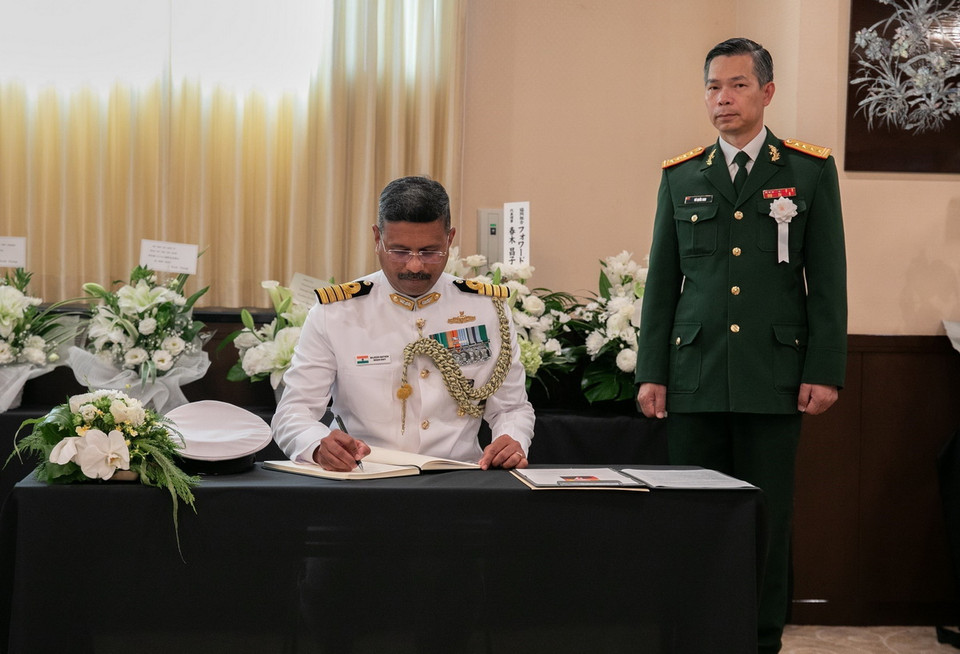 Tuỳ viên quốc phòng Ấn Độ tại Nhật Bản ghi sổ tang tưởng niệm Tổng Bí thư Nguyễn Phú Trọng. (Ảnh: Nhóm Phóng viên TTXVN tại Nhật Bản)