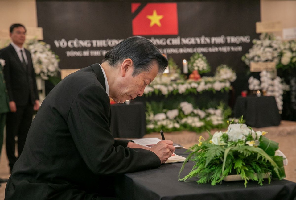 Chủ tịch Đảng Công Minh thuộc liên minh cầm quyền Nhật Bản, Thượng nghị sĩ Natsuo Yamaguchi viết sổ tang Tổng Bí thư Nguyễn Phú Trọng. (Ảnh: Nhóm Phóng viên TTXVN tại Nhật Bản)