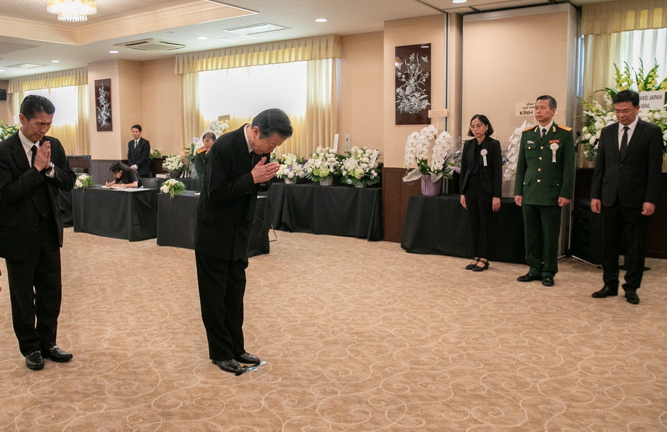 Chủ tịch Đảng Công Minh thuộc liên minh cầm quyền Nhật Bản, Thượng nghị sĩ Natsuo Yamaguchi viếng Tổng Bí thư Nguyễn Phú Trọng. (Ảnh: Nhóm Phóng viên TTXVN tại Nhật Bản)