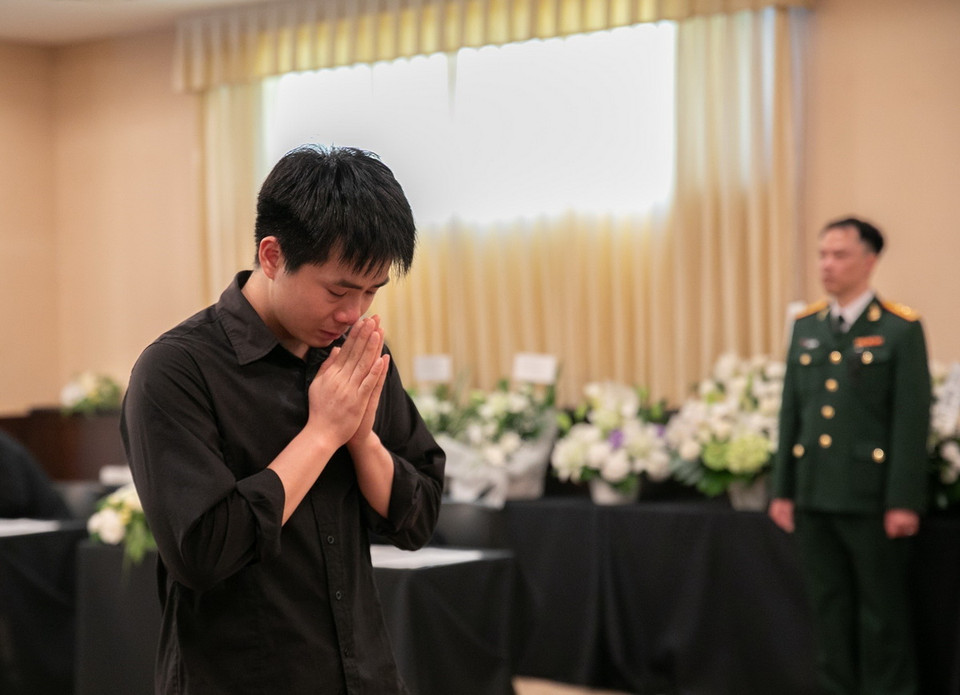 Kiều bào Việt Nam tại Nhật Bản viếng Tổng Bí thư Nguyễn Phú Trọng. (Ảnh: Nhóm Phóng viên TTXVN tại Nhật Bản)