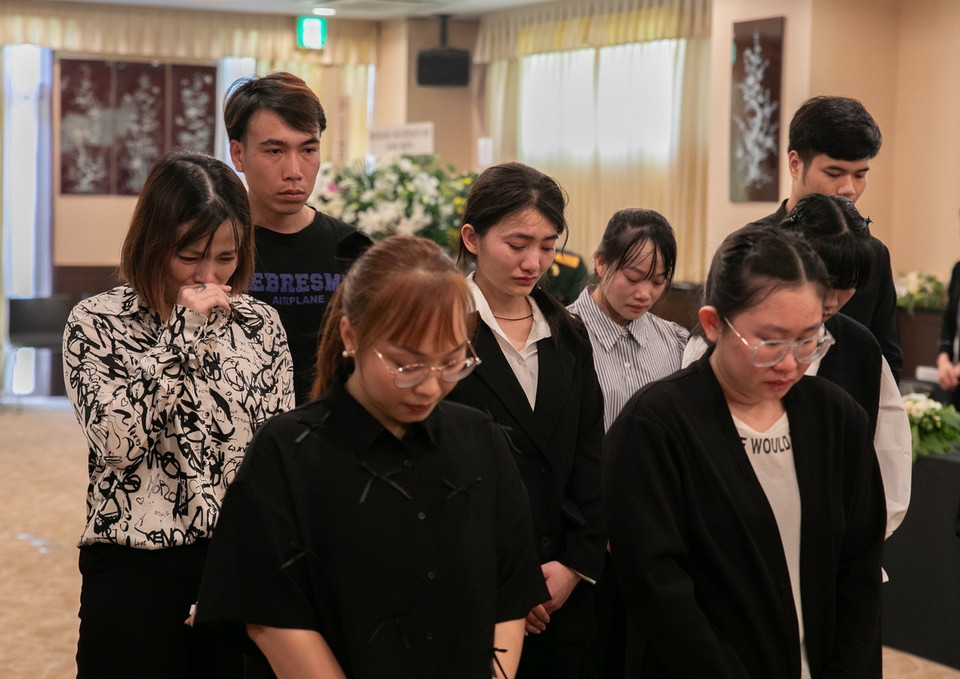 Kiều bào Việt Nam tại Nhật Bản viếng Tổng Bí thư Nguyễn Phú Trọng. (Ảnh: Nhóm Phóng viên TTXVN tại Nhật Bản)