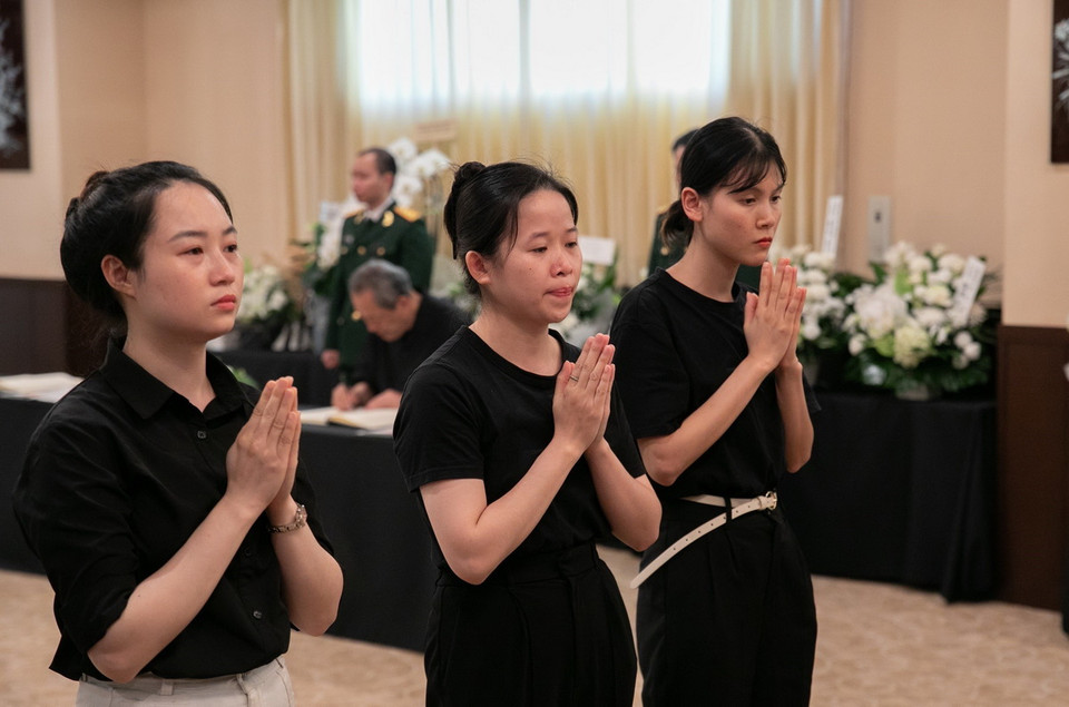 Kiều bào Việt Nam tại Nhật Bản viếng Tổng Bí thư Nguyễn Phú Trọng. (Ảnh: Nhóm Phóng viên TTXVN tại Nhật Bản)