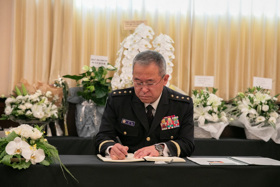 Tham mưu trưởng liên quân Lực lượng phòng vệ Nhật Bản (JSDF), Đại Tướng Yoshida Yoshihide ghi sổ tang Tổng Bí thư Nguyễn Phú Trọng. (Ảnh: Nhóm Phóng viên TTXVN tại Nhật Bản)