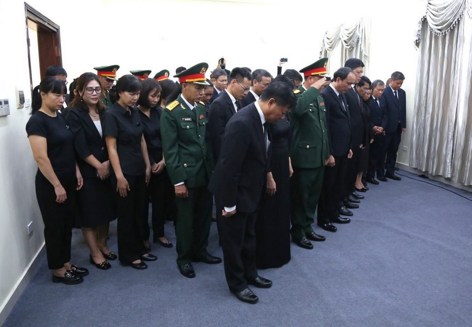 Đại sứ quán Việt Nam tại Campuchia hướng về Tổ quốc, theo dõi trực tuyến lễ truy điệu Tổng Bí thư Nguyễn Phú Trọng. (Ảnh: Hoàng Minh/TTXVN)