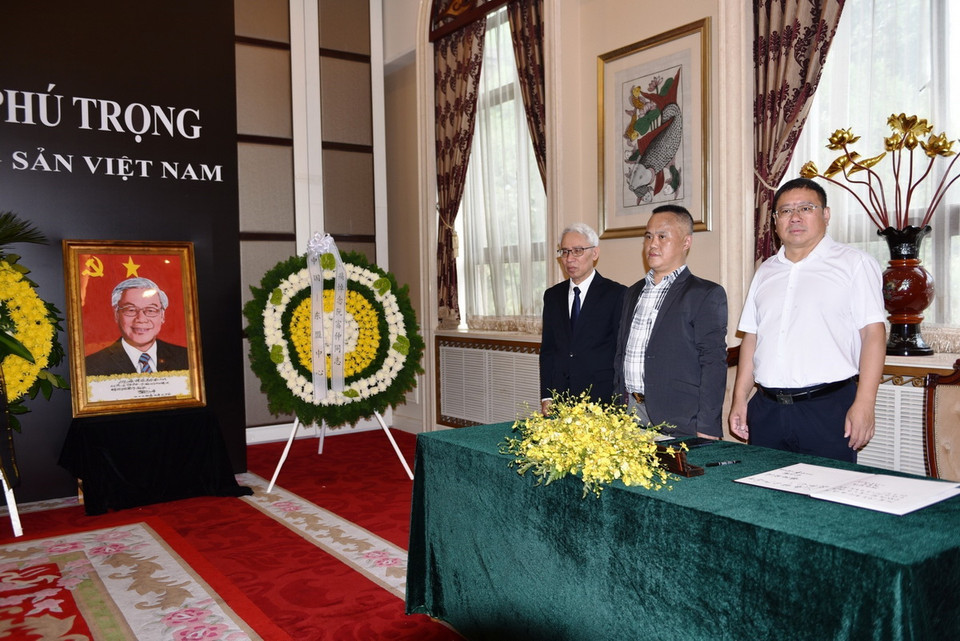 Ông Thành Quý Sinh (giữa) và ông Mao Vạn Lý, hai nhân sỹ hữu nghị hiện đang sinh sống tại tỉnh Hà Nam, Trung Quốc đã đến Đại sứ quán Việt Nam tại Bắc Kinh để viếng Tổng Bí thư Nguyễn Phú Trọng. (Ảnh: Thành Dương/TTXVN)