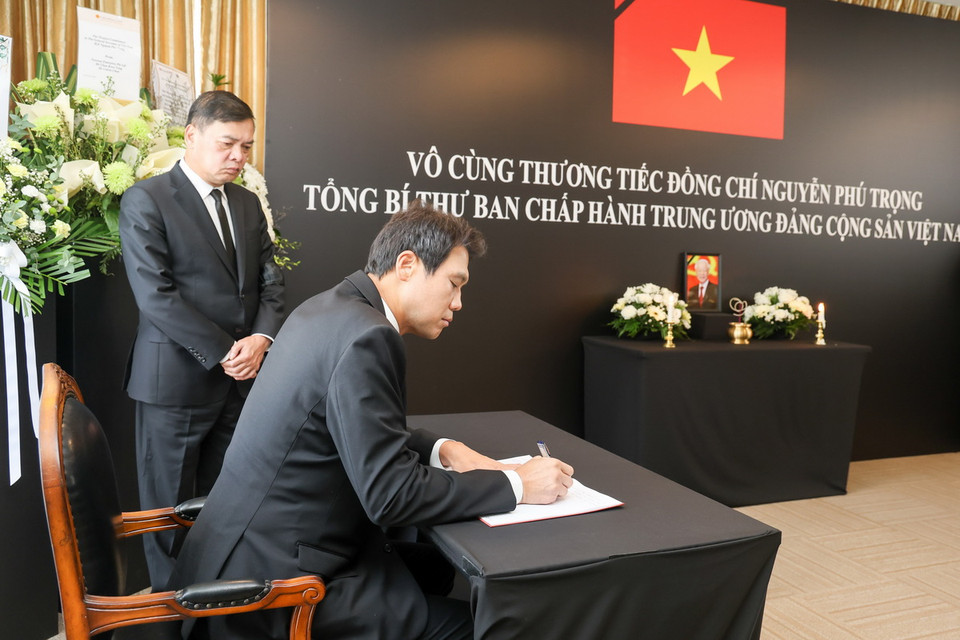 Đại sứ Hàn Quốc tại Singapore Hong Jin-Wook ký sổ tang Tổng Bí thư Nguyễn Phú Trọng. (Ảnh: Lê Dương/TTXVN)