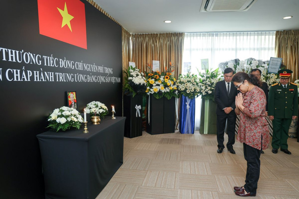 Đại diện Đại sứ quán Ấn Độ tại Singapore kính viếng Tổng Bí thư Nguyễn Phú Trọng. (Ảnh: Lê Dương/TTXVN)