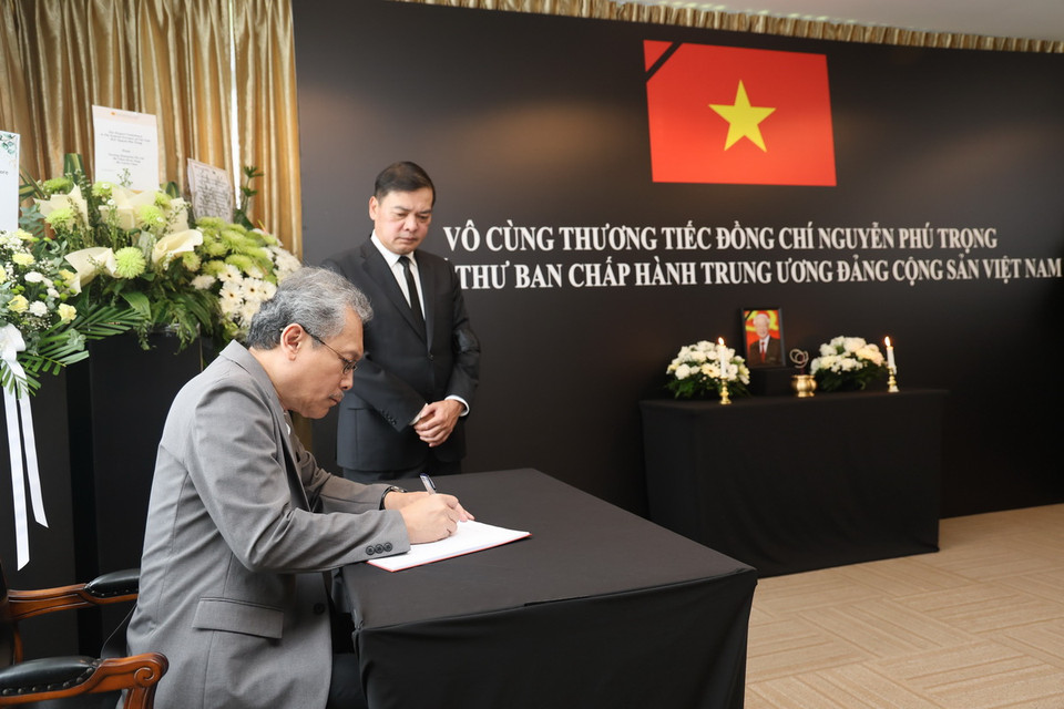Đại sứ Philippines tại Singapore Medardo G. Macaraig ghi sổ tang Tổng Bí thư Nguyễn Phú Trọng. (Ảnh: Lê Dương/TTXVN)