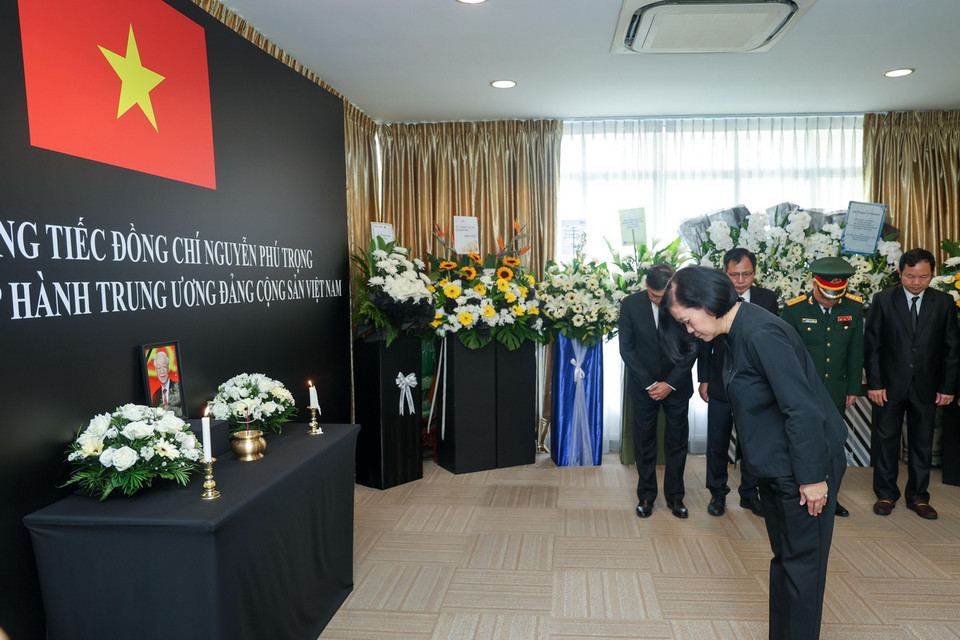 Đại sứ Thái Lan tại Singapore Ureerat Chareontoh kính viếng Tổng Bí thư Nguyễn Phú Trọng. (Ảnh: Lê Dương/TTXVN)
