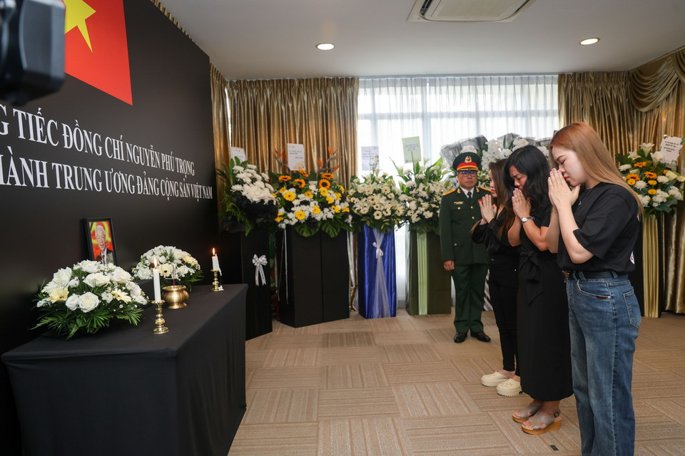 Kiều bào Việt Nam tại Singapore kính viếng Tổng Bí thư Nguyễn Phú Trọng. (Ảnh: Lê Dương/TTXVN)