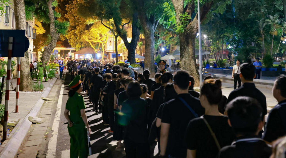 23h đêm ngày 25/7, người dân vẫn xếp hàng để chờ vào viếng Tổng Bí thư Nguyễn Phú Trọng. (Ảnh: TTXVN)