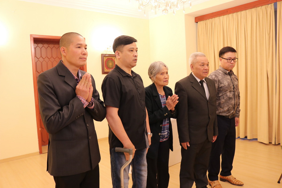 Đông đảo bà con kiều bào sinh sống, học tập và làm việc tại Séc đến viếng Tổng Bí thư Nguyễn Phú Trọng tại Đại sứ quán Việt Nam tại Séc. (Ảnh: Ngọc Biên/TTXVN)