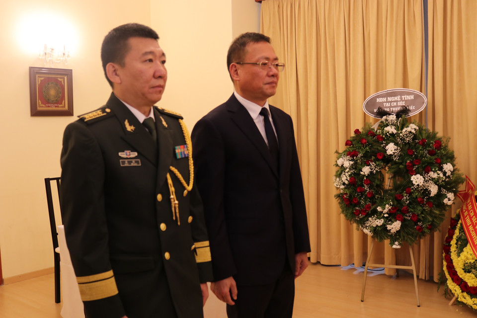 Đại sứ Trung Quốc Feng biao và Tùy viên quân sự Trung Quốc tại Cộng hòa Séc viếng Tổng Bí thư Nguyễn Phú Trọng tại Đại sứ quán Việt Nam tại Séc. (Ảnh: Ngọc Biên/TTXVN)