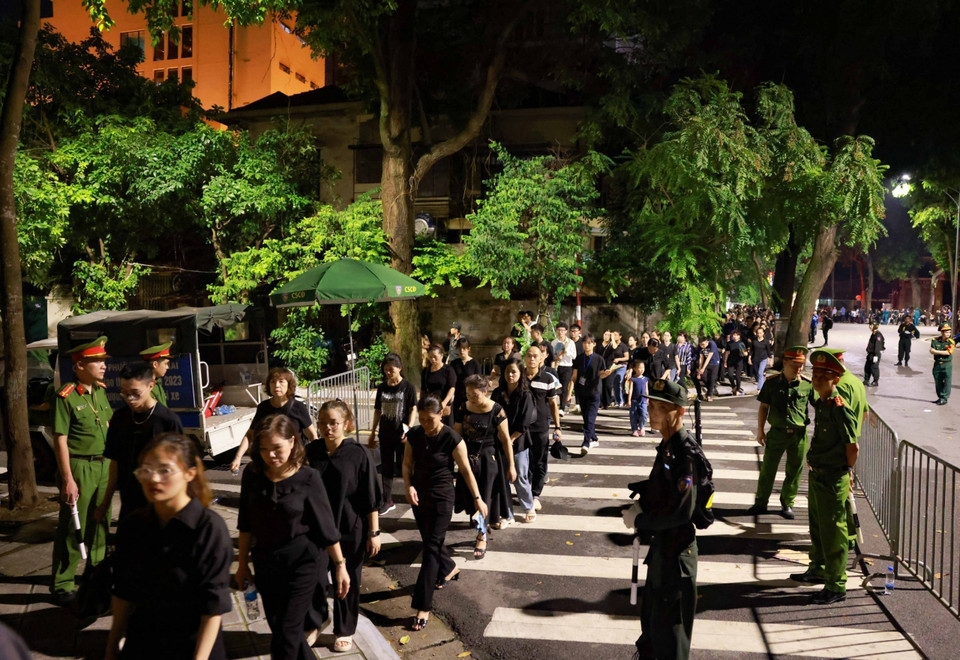 Càng về khuya dòng người xếp hàng vào viếng Tổng Bí thư Nguyễn Phú Trọng ngày càng đông. (Ảnh: TTXVN)