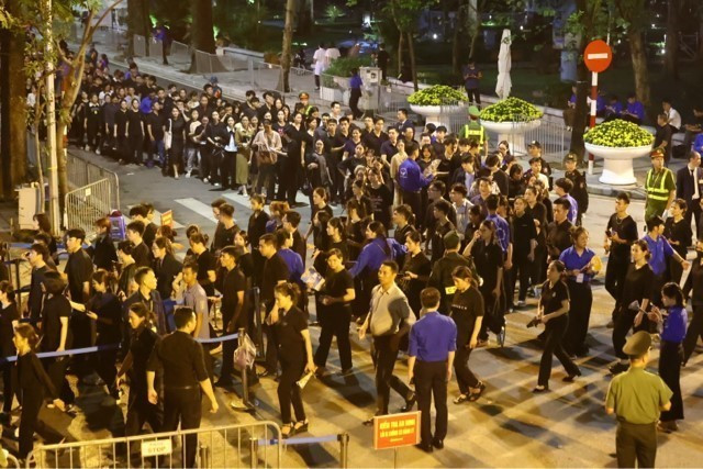 Đoàn dài người dân xếp hàng chờ đến lượt vào viếng Tổng Bí thư Nguyễn Phú Trọng. (Ảnh: TTXVN)