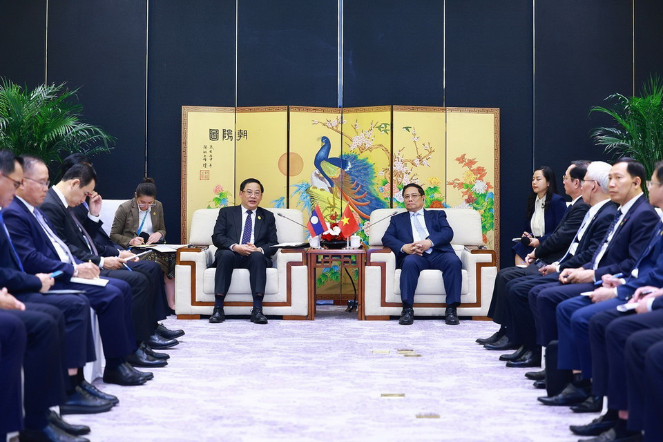 Thủ tướng Phạm Minh Chính gặp Thủ tướng Lào Sonexay Siphandone. (Ảnh: Dương Giang/TTXVN)