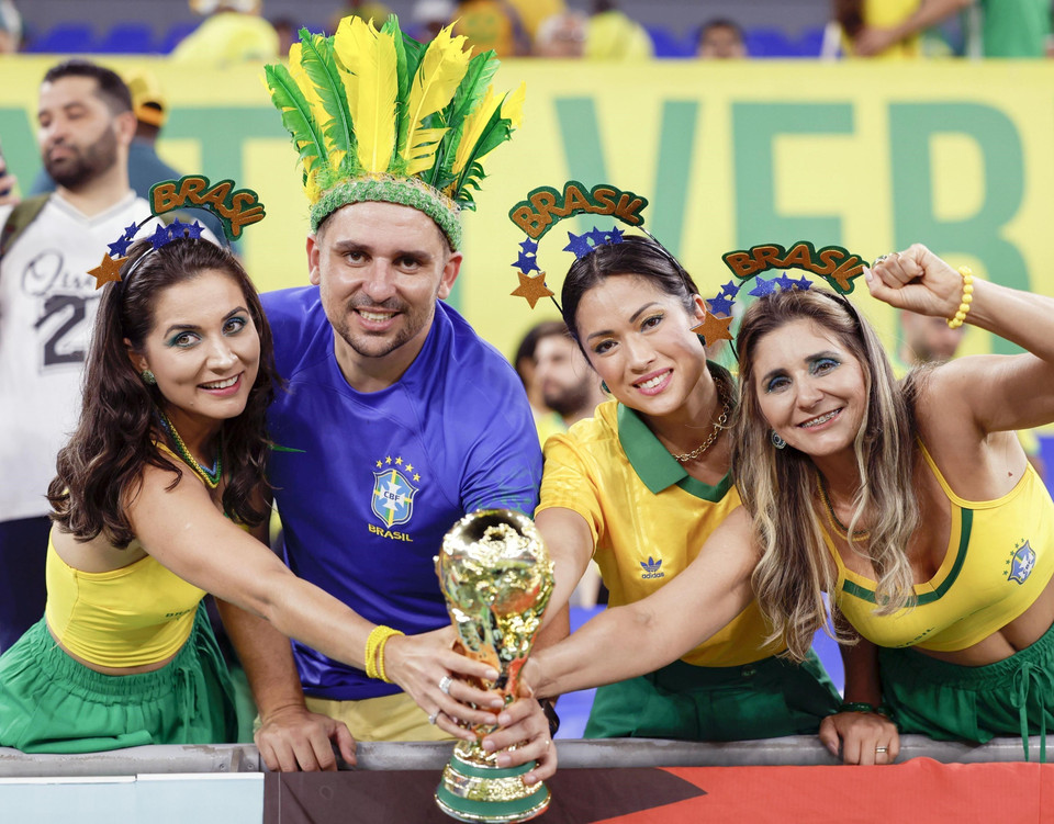 Cổ động viên Brazil cổ vũ đội nhà trong trận gặp Thụy Sĩ trên sân 974, Doha, Qatar. (Ảnh: Kyodo/TTXVN)