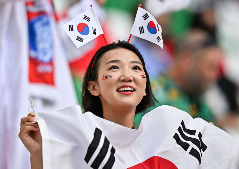 Cổ động viên Hàn Quốc trên sân ở Al Rayyan, Qatar. (Ảnh: THX/TTXVN)