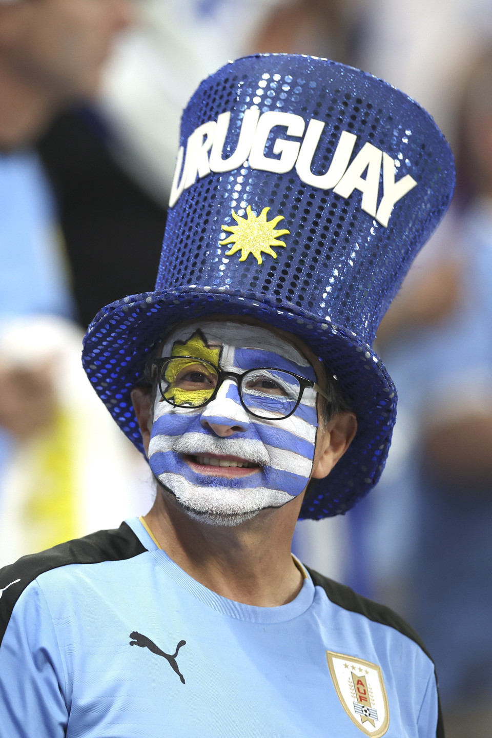 Cổ động viên Uruguay trong trận đội nhà gặp Bồ Đào Nha trên sân Lusail, Qatar. (Ảnh: THX/TTXVN)