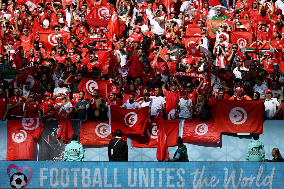 Cổ động viên Tunisia trước giờ khai cuộc trận đấu đội nhà với Australia ở Al-Wakrah, Qatar. (Ảnh: AFP/TTXVN)