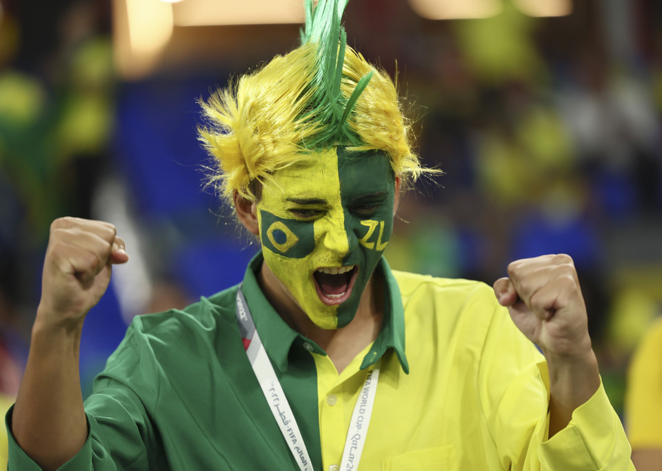 Cổ động viên Brazil cổ vũ đội nhà trong trận gặp Thụy Sĩ trên sân 974, Doha, Qatar. (Ảnh: THX/TTXVN)