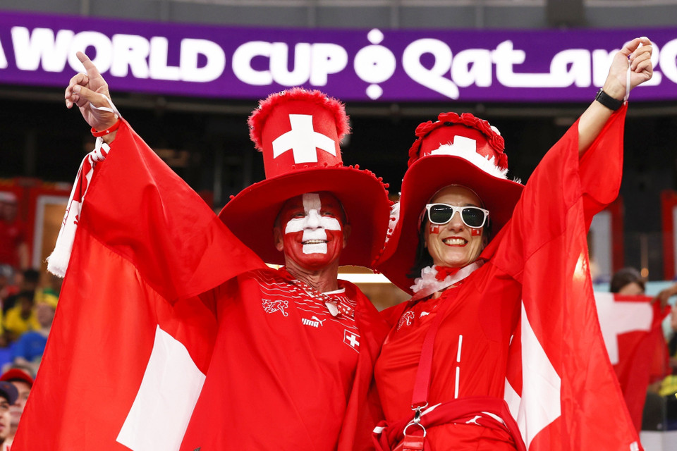Cổ động viên Thụy Sĩ cổ vũ đội nhà trong trận gặp Brazil trên sân 974, Doha (Qatar). (Ảnh: Kyodo/TTXVN)