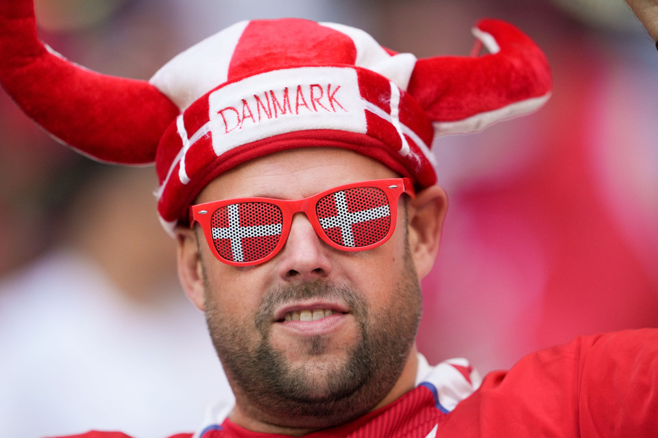 Cổ động viên Đan Mạch trong trận đấu giữa đội nhà và Tunisia trên sân Al Rayyan, Qatar. (Ảnh: THX/TTXVN)