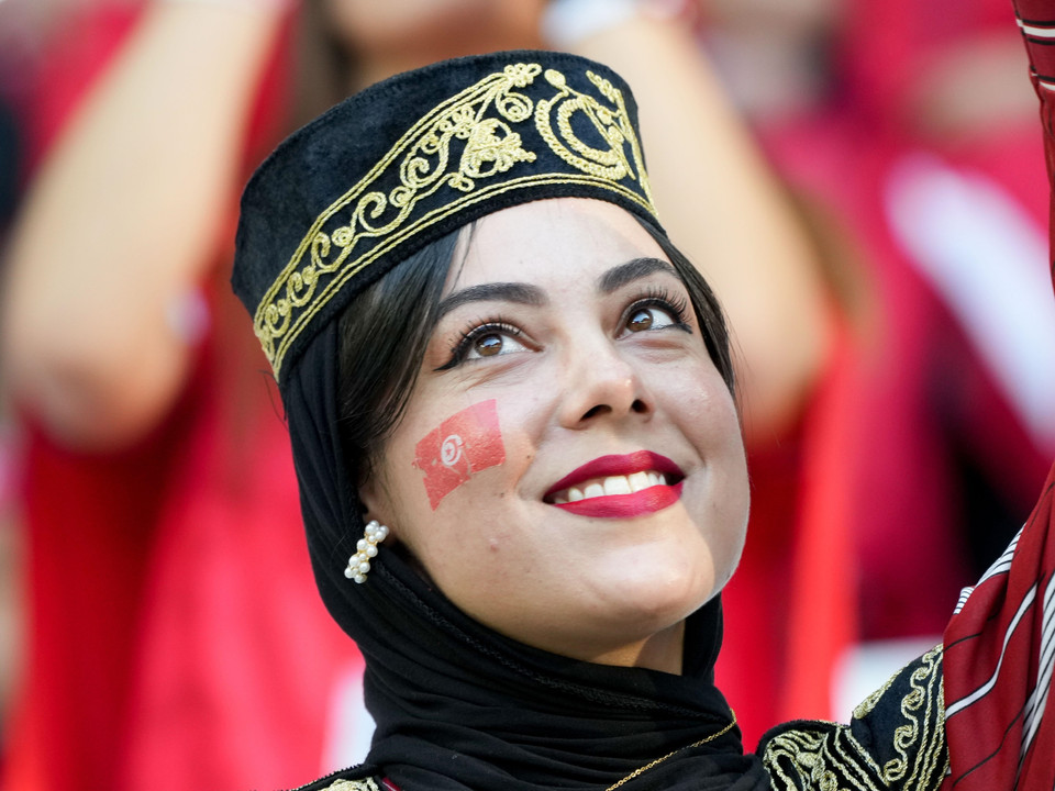 Cổ động viên trong trận Tunisia gặp Đan Mạch ở Al Rayyan, Qatar. (Ảnh: THX/TTXVN)