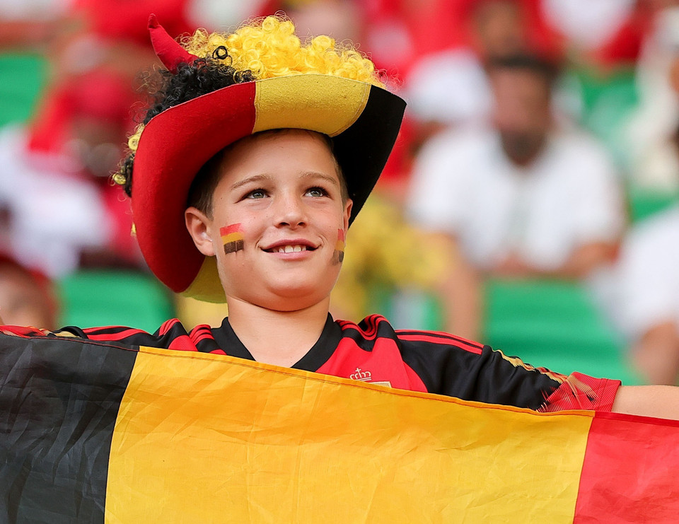 Cổ động viên cổ vũ trong trận Bỉ gặp Maroc trên sân Al Thumama ở Doha, Qatar. (Ảnh: THX/TTXVN)