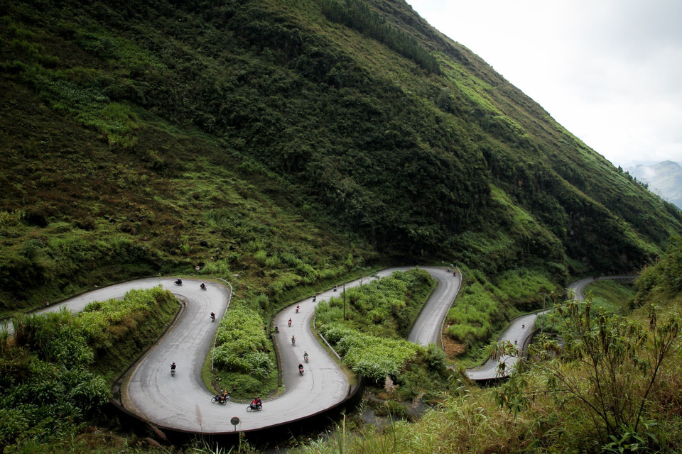 Hàng dài khách du lịch vượt qua Dốc Thẩm Mã để chiêm ngưỡng mùa Tam giác mạch nở. (Ảnh: Nam Thái/TTXVN)
