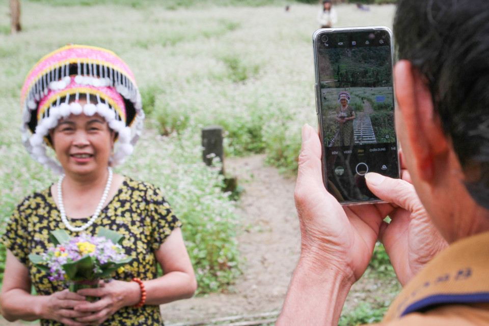 Khách du lịch lưu giữ lại kỷ niệm ở những vườn hoa Tam Giác Mạch. (Ảnh: Nam Thái/TTXVN)